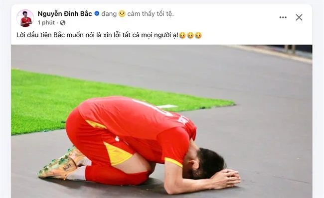 Hình ảnh người đang nghiên cứu dữ liệu và thống kê thể thao trên máy tính, biểu tượng cho việc phân tích kỹ lưỡng trước khi đặt cược.